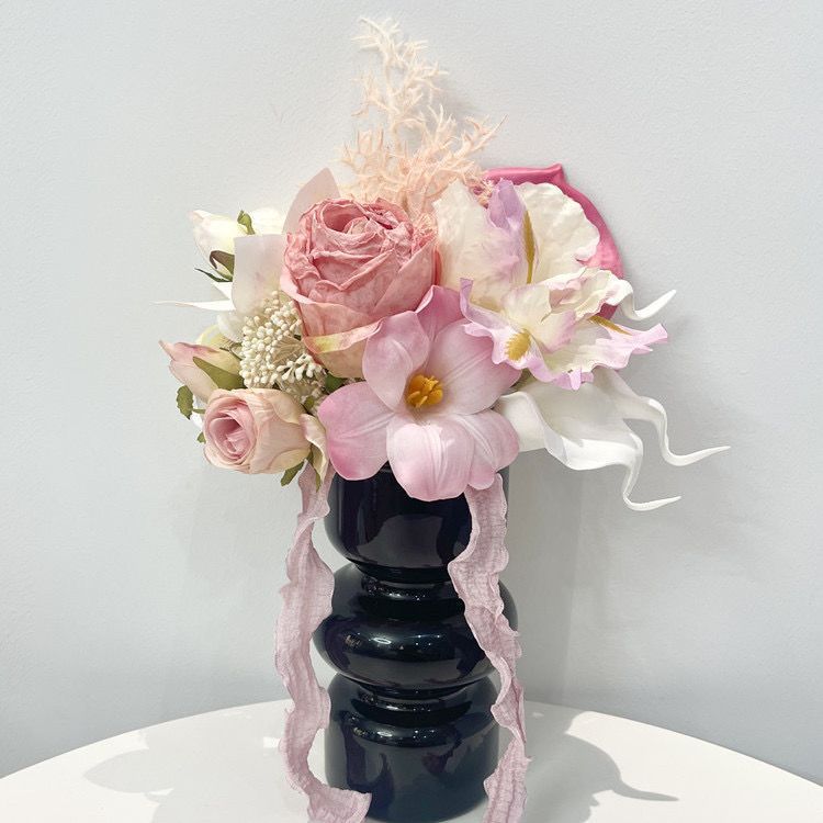 Künstlerisches florales Blumenarrangement