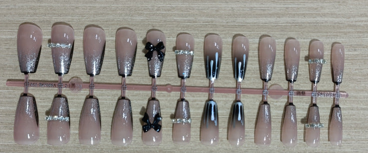 Elegantes Nageldesign mit Schleifen- und Strassdetails Brehn
