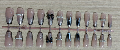 Elegantes Nageldesign mit Schleifen- und Strassdetails Brehn