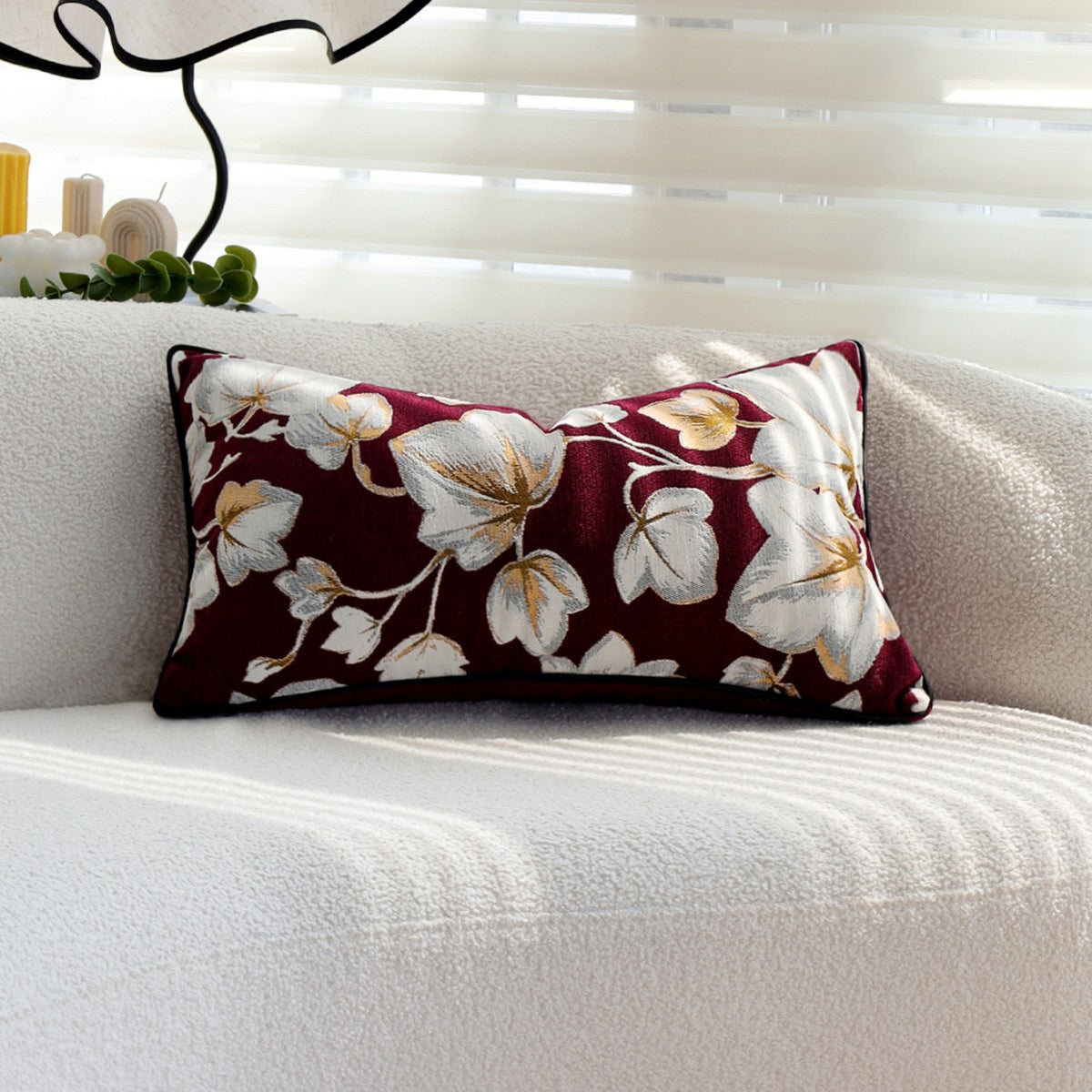 Elegantes Dekorationskissen mit floralem Design