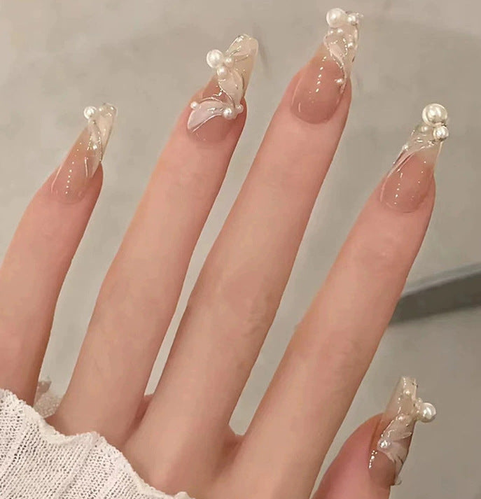 Elegantes Nageldesign mit Perlenverzierung Brehn