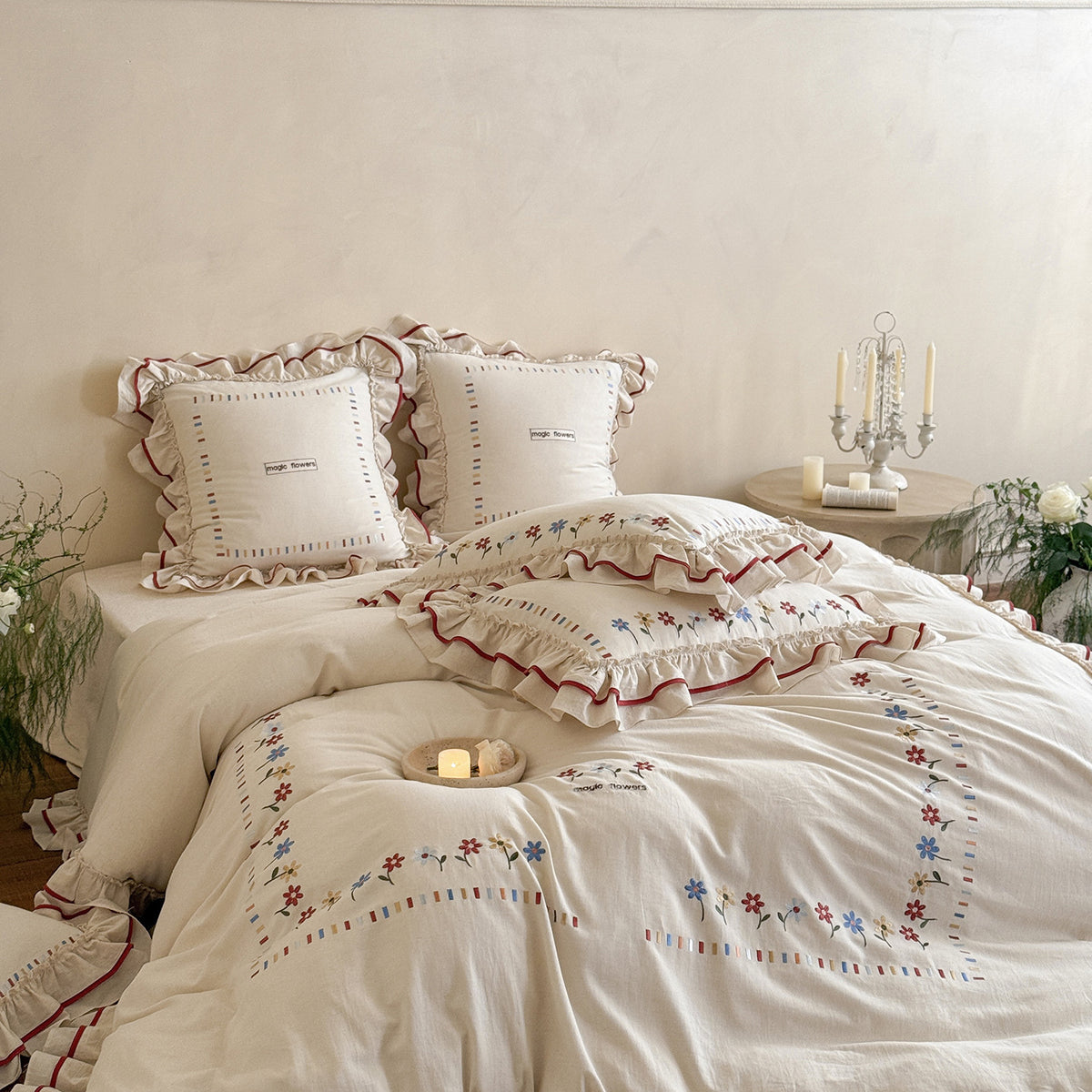 Boho-inspiriertes Bettwäsche-Set aus Bio-Baumwolle mit Volant und Blumenstickerei