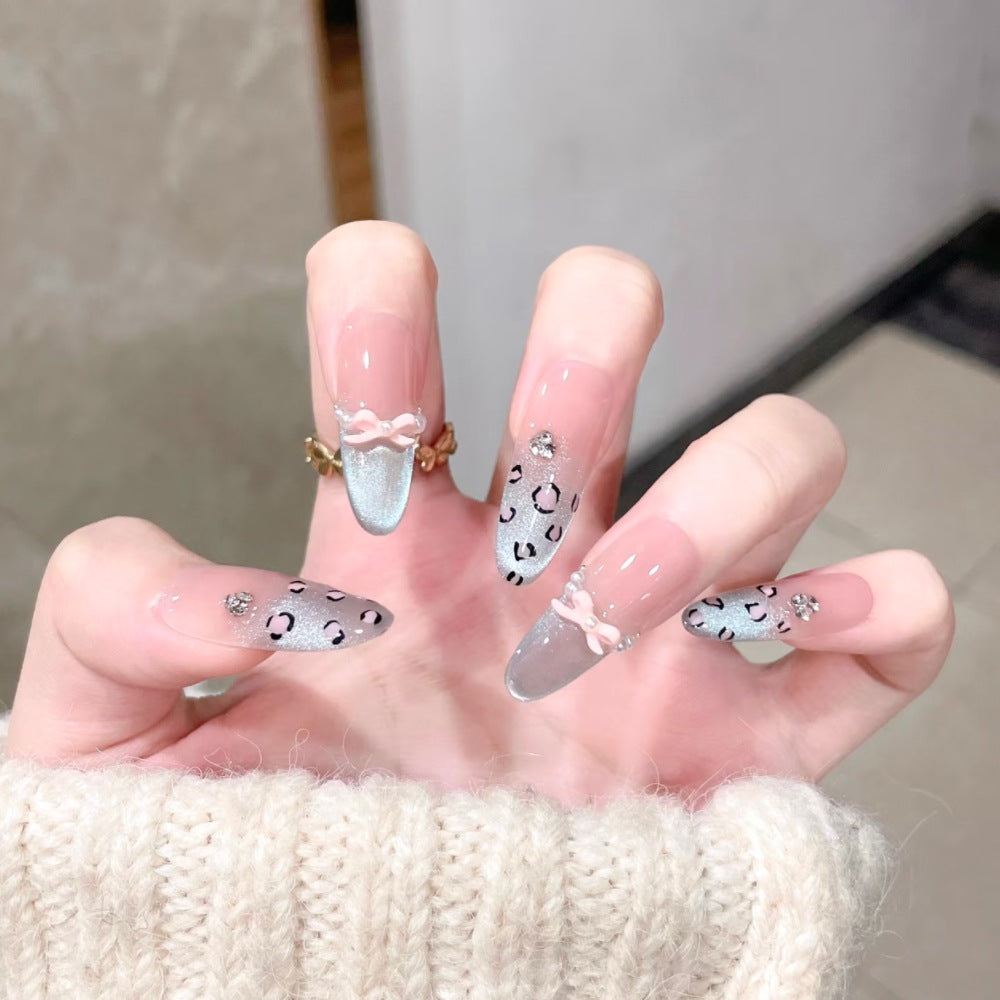 Künstlerisches Stiletto Press-On Nagelset mit Leopardenmuster und Schleifenakzenten Brehn