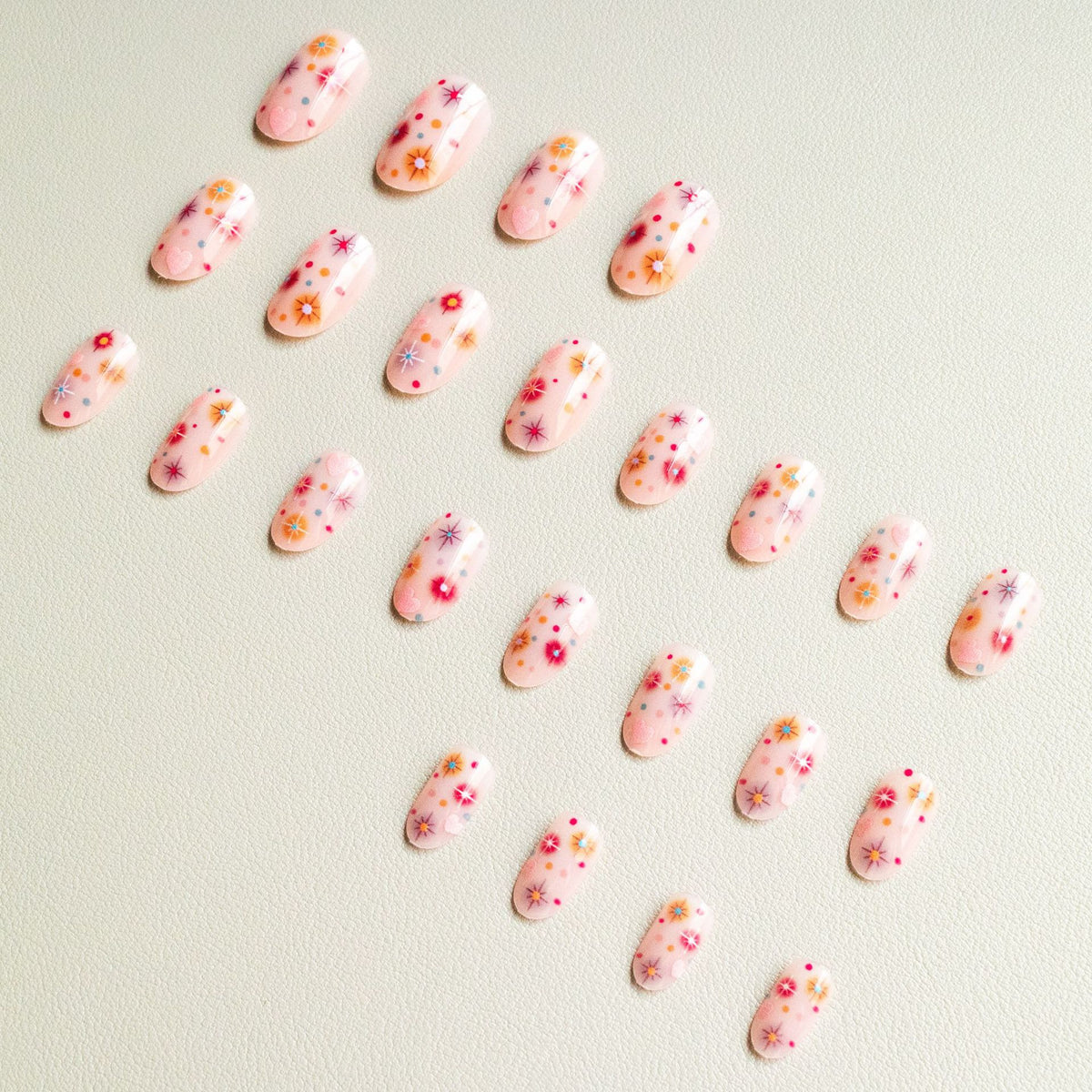 Verspielt Herz und Stern Nail Art