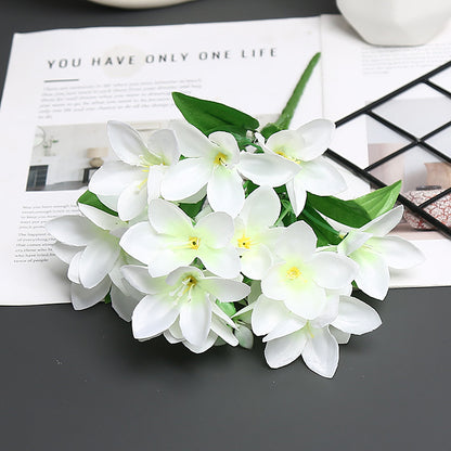 Dekorativer realistischer Blumenstrauß für die Wohnkultur