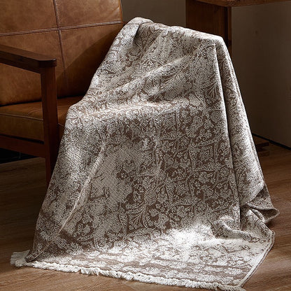 Große kuschelige Wohndecke aus Baumwollmischgewebe mit geometrischem Jacquardmuster und Fransensaum