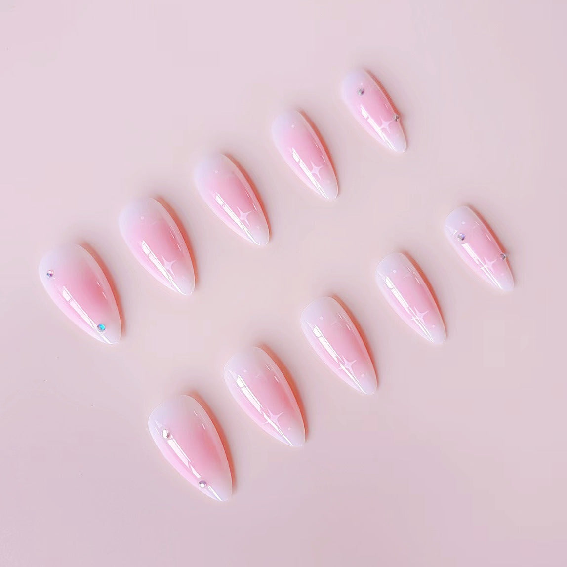 Kunstnagelset mit romantischem Herz-Design und verzierten Akzenten Brehn