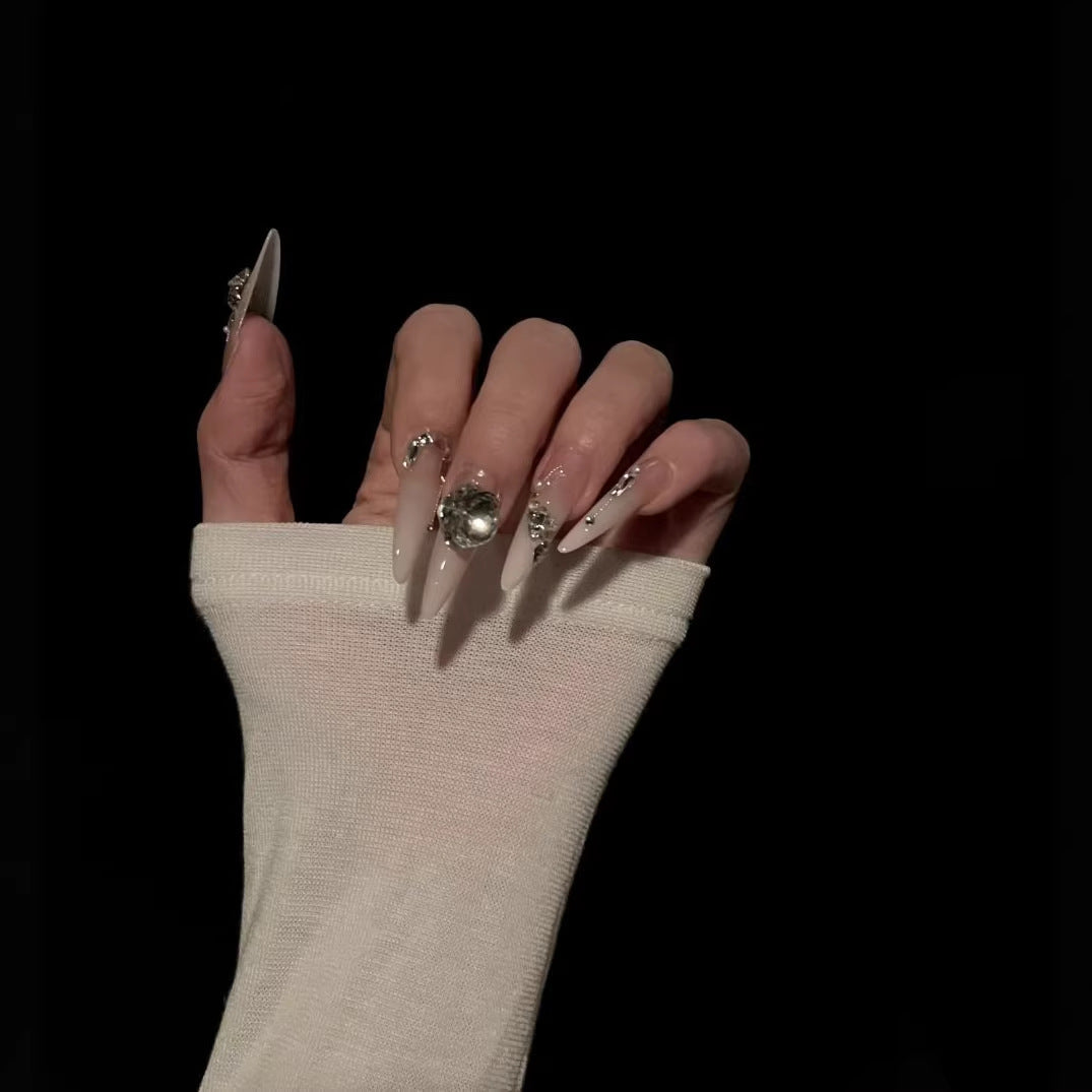 Elegante Stiletto-Nagelkunstverlängerungen mit Kristallakzenten