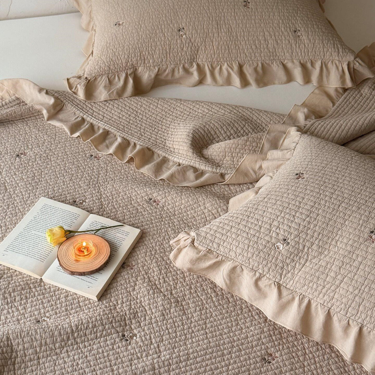 Gesteppte Tagesdecke- und Kissen-Set mit Volant und zarter Blumenstickerei