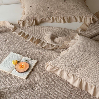 Gesteppte Tagesdecke- und Kissen-Set mit Volant und zarter Blumenstickerei
