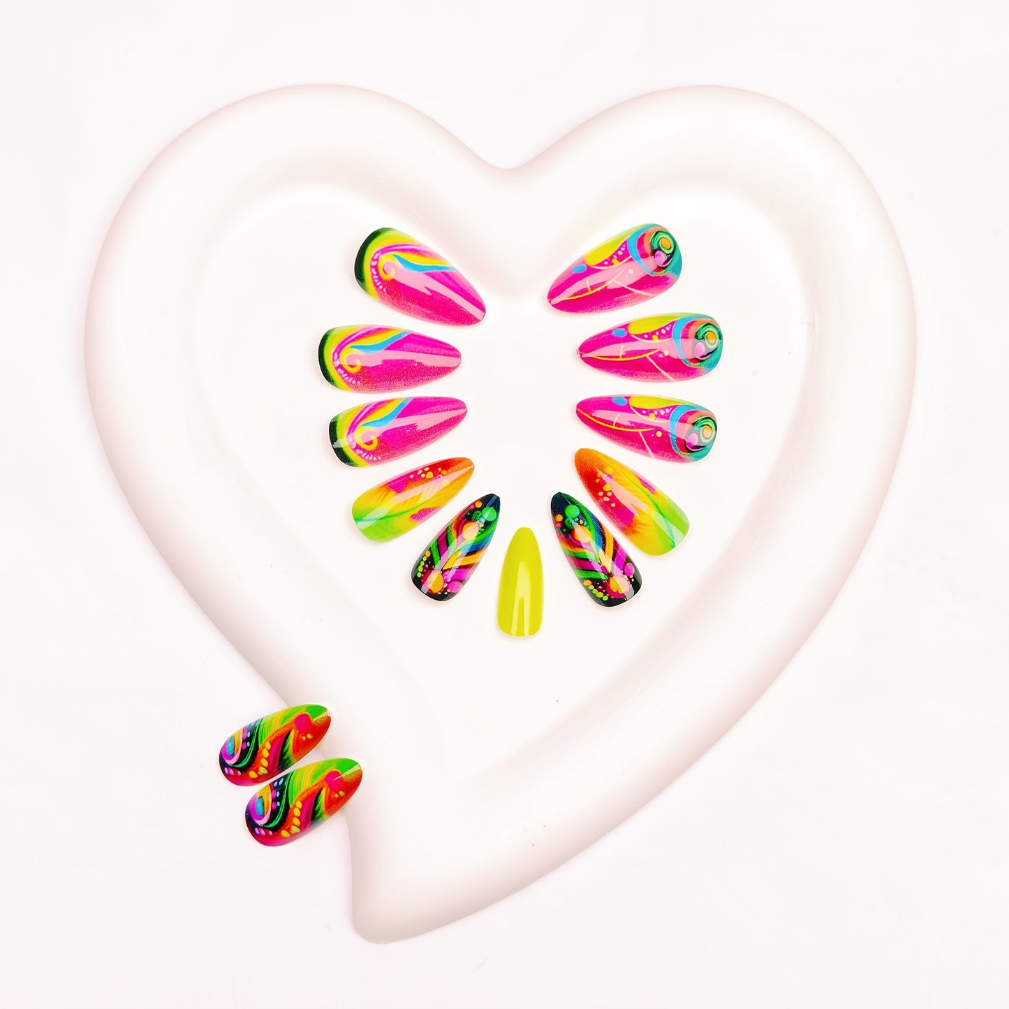 Kreative Kunstnägel mit Neon-Muster Brehn