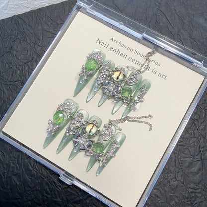 Dekorative mit Rhinestones veredelte Nagelspitzen