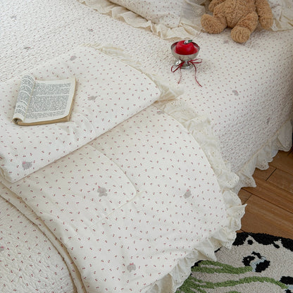 Gesteppte Tagesdecke mit Lochstickerei-Volant und zartem Blumenprint
