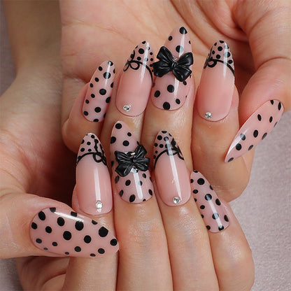 Kunstnagelset mit eleganten Punkte- und Schleifenmotiven Brehn
