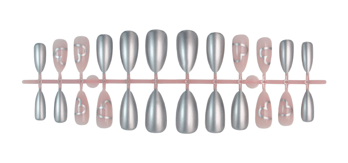 Kunstnagelset mit luxuriösem Silber-Finish und Herzmotiven Brehn