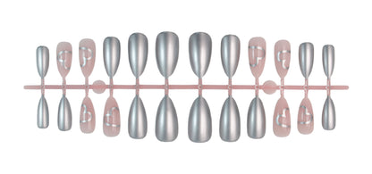 Kunstnagelset mit luxuriösem Silber-Finish und Herzmotiven Brehn