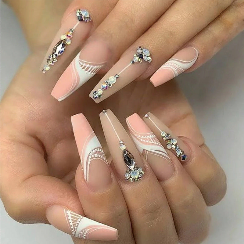 Kunstvolle Nagelverlängerungen mit eleganten Verzierungen Brehn