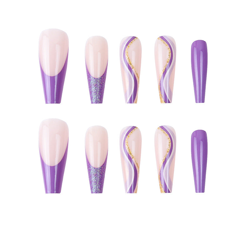 Glamouröse French Tip Stiletto Press-On Nägel dekoriert mit Glitter und goldenen Akzenten Brehn
