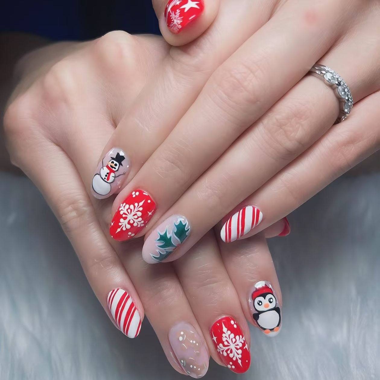 Kunstnagelset mit winterlichen Motiven und glamourösen Weihnachtsdesigns Brehn