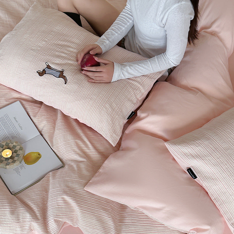 Wendbares strukturiertes Baumwoll-Satin-Bettbezug-Set mit dezenten gestickten Motiven und Kissenbezügen