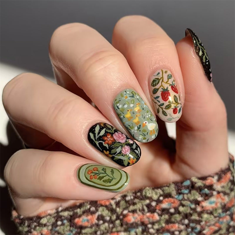 Kunstnagelset mit floralen Motiven und Glitzerakzenten Brehn
