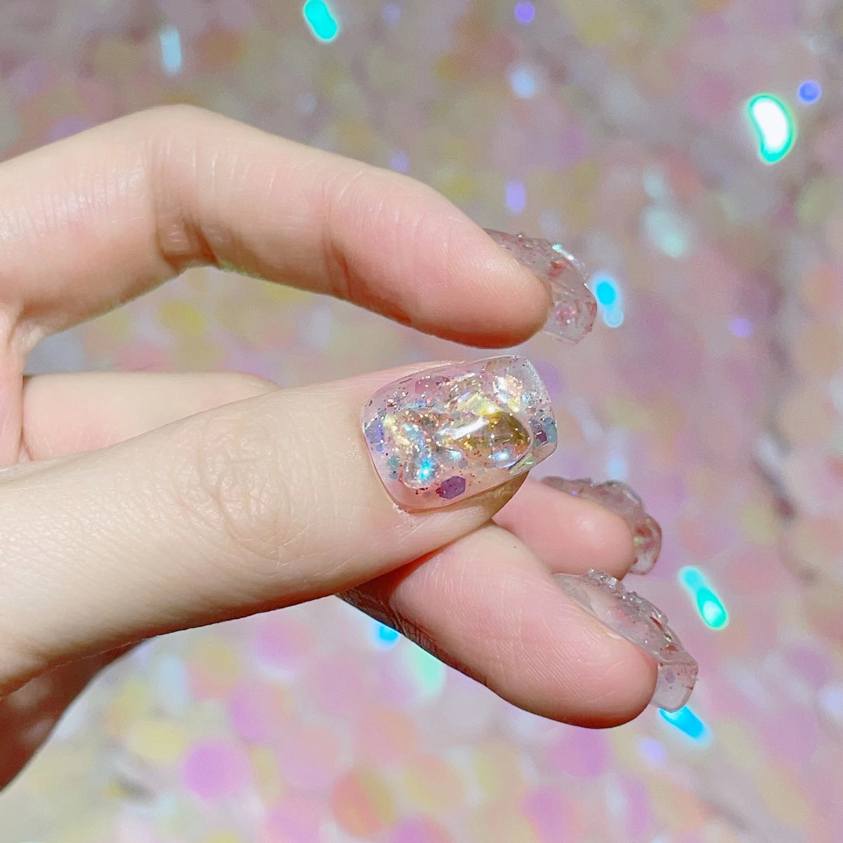 Kunstvolle Nagelspitzen mit Glitzerakzenten Brehn