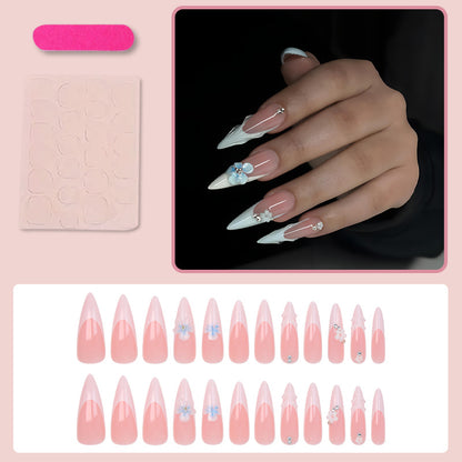 Kunstnagelset mit eleganten Spitzen und floralen Akzenten Brehn