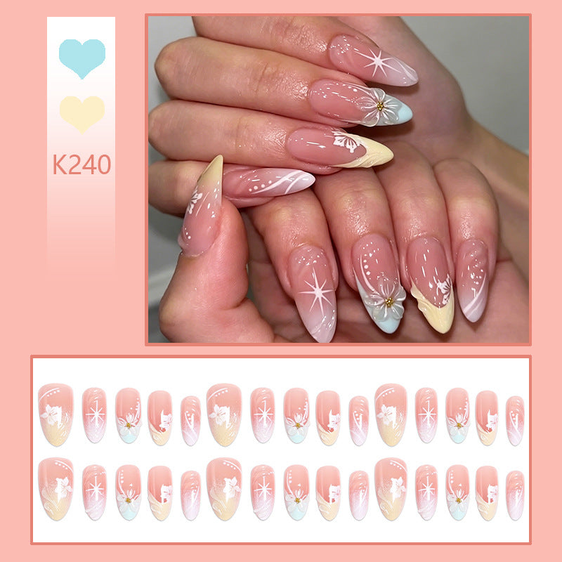 Kunstnagelset mit detailreichen floralen Designs und Glanzakzenten Brehn