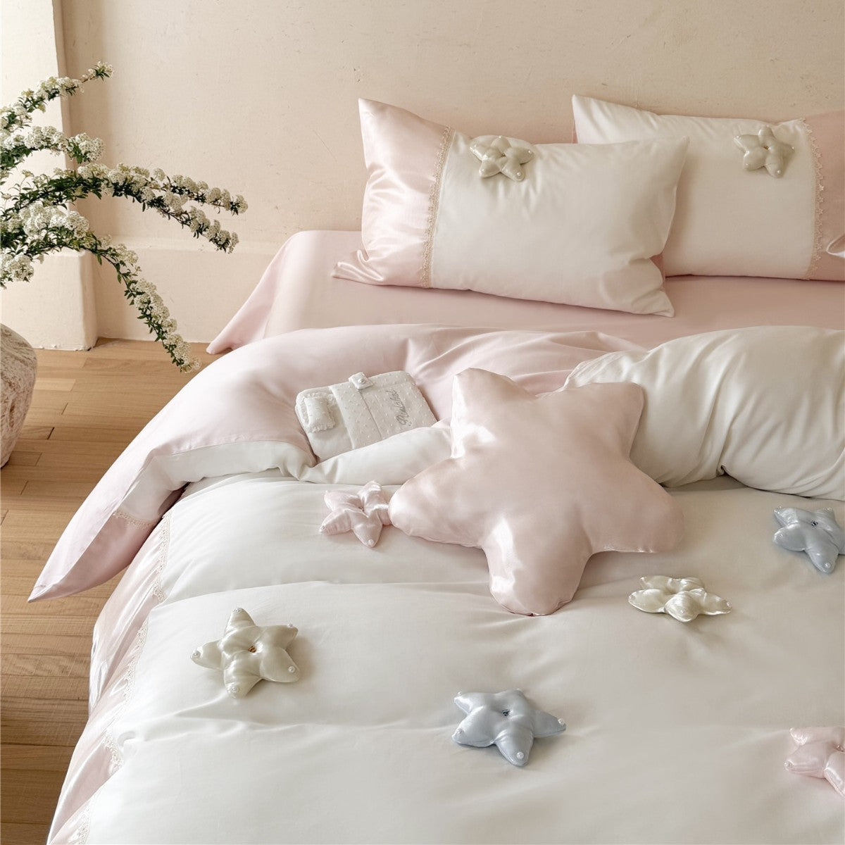 Luxus Seiden-Feeling Satin Bettbezug Set mit 3D Stern Applikation & Spitzenrand