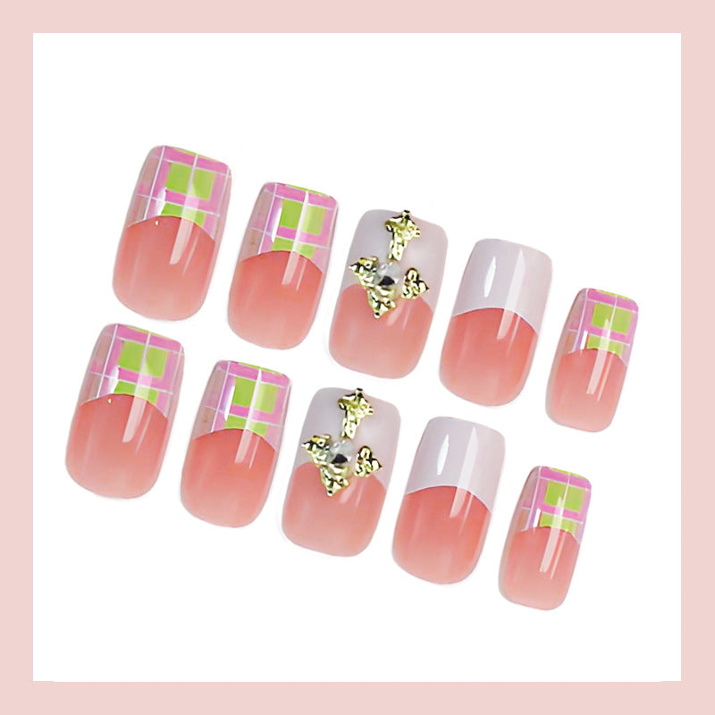 Kunstnagelset mit eleganten French-Tipps und modernen Akzenten Brehn
