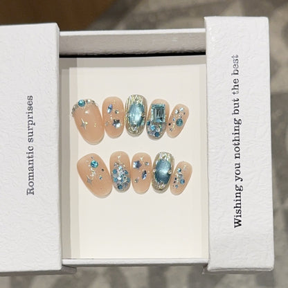 Glamouröse Kunstnagelspitzen mit Geschmücktem Design Brehn