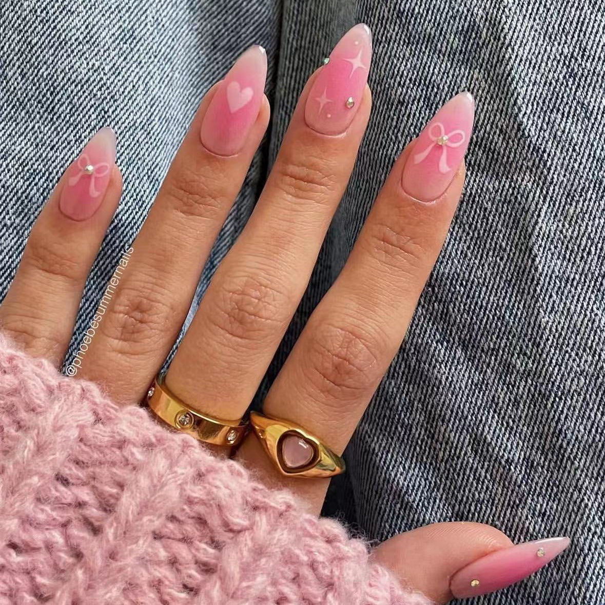 Kunstnagelset mit romantischem Herz-Design und verzierten Akzenten Brehn