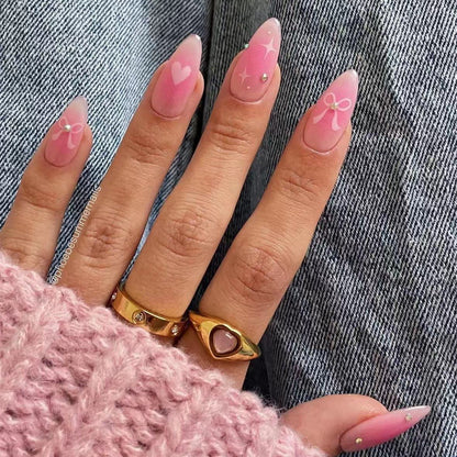 Kunstnagelset mit romantischem Herz-Design und verzierten Akzenten Brehn
