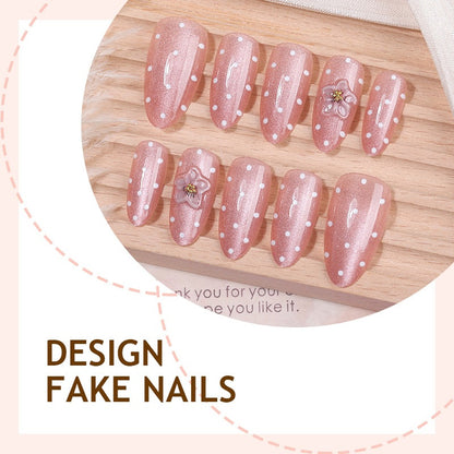 Kunstnagelset mit funkelnden Akzenten und floralem Design Brehn