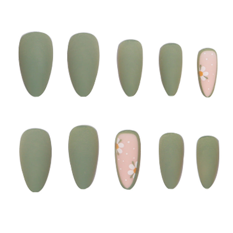Kunstvolle Nagelspitzen mit Blumendesign Brehn