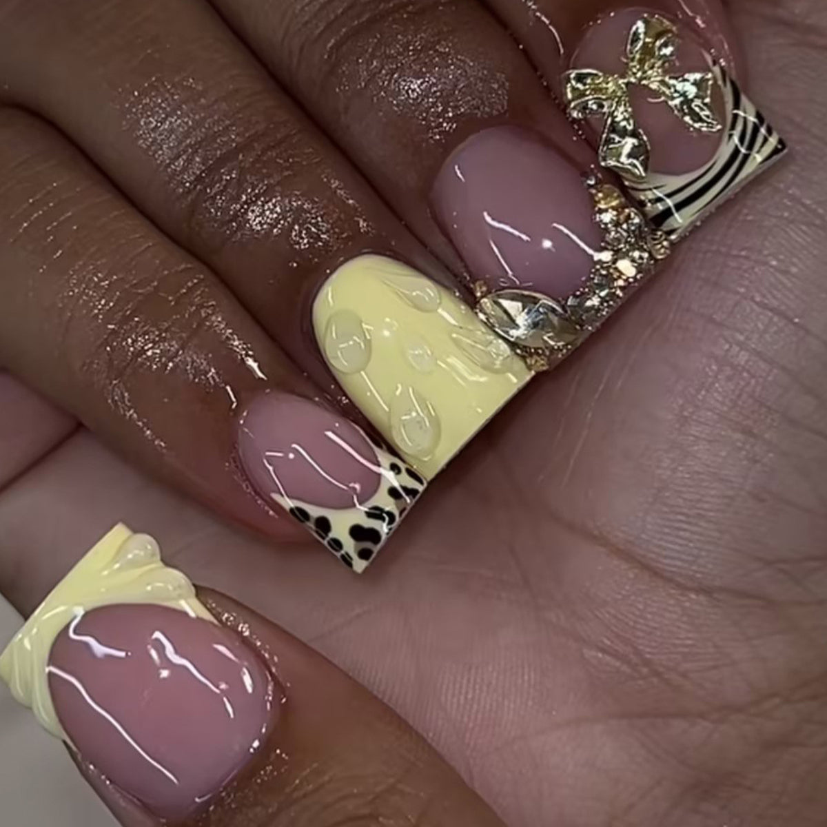 Künstlerisches Press-On Nagelkunstset mit dekorativen Akzenten Brehn