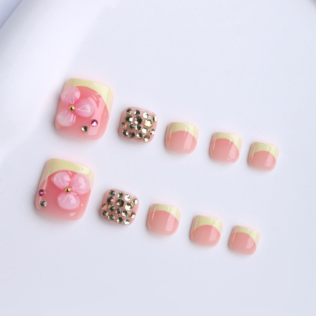 Künstliche Nagelverlängerungen mit Blüten-Design und Glitzerakzenten Brehn