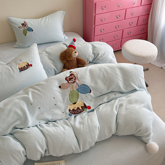 Kuschelige Kinder-Bettwäschegarnitur mit besticktem Teddymotiv