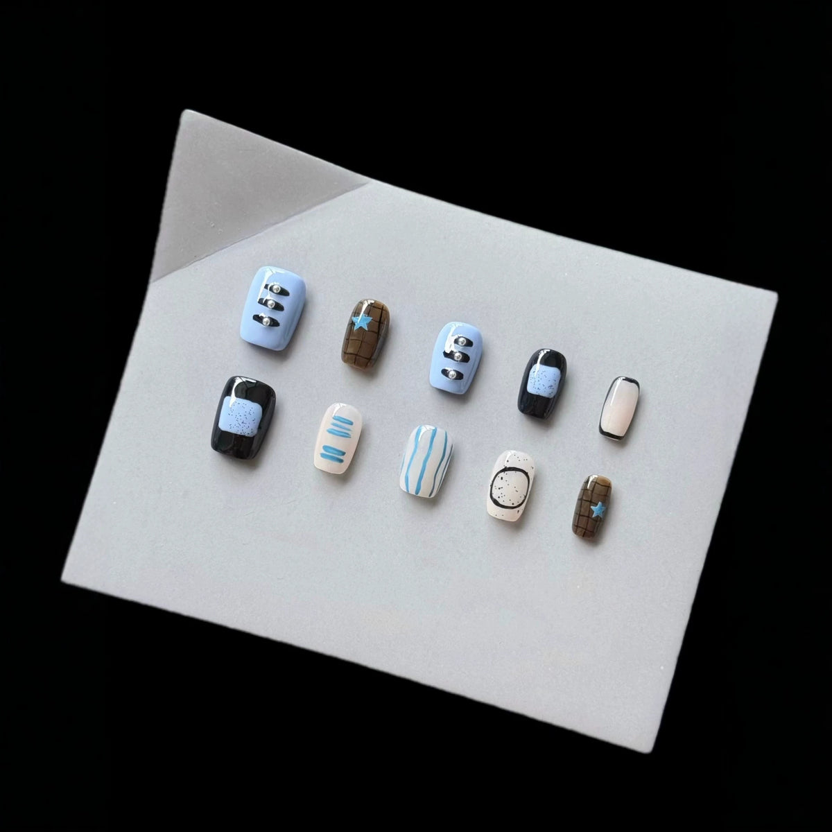 Künstlerisches Press-On Nagelkunst Set mit modernen geometrischen Mustern