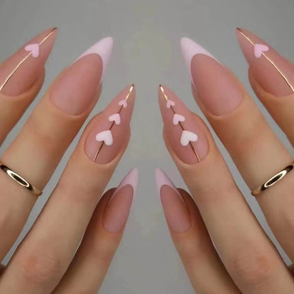 Herz-verzierte Stiletto-Nagelkunst Brehn