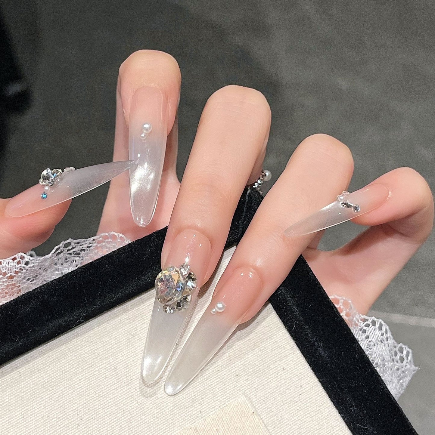 Luxuriöse mit Kristallen besetzte Press-On Nail Extensions Brehn