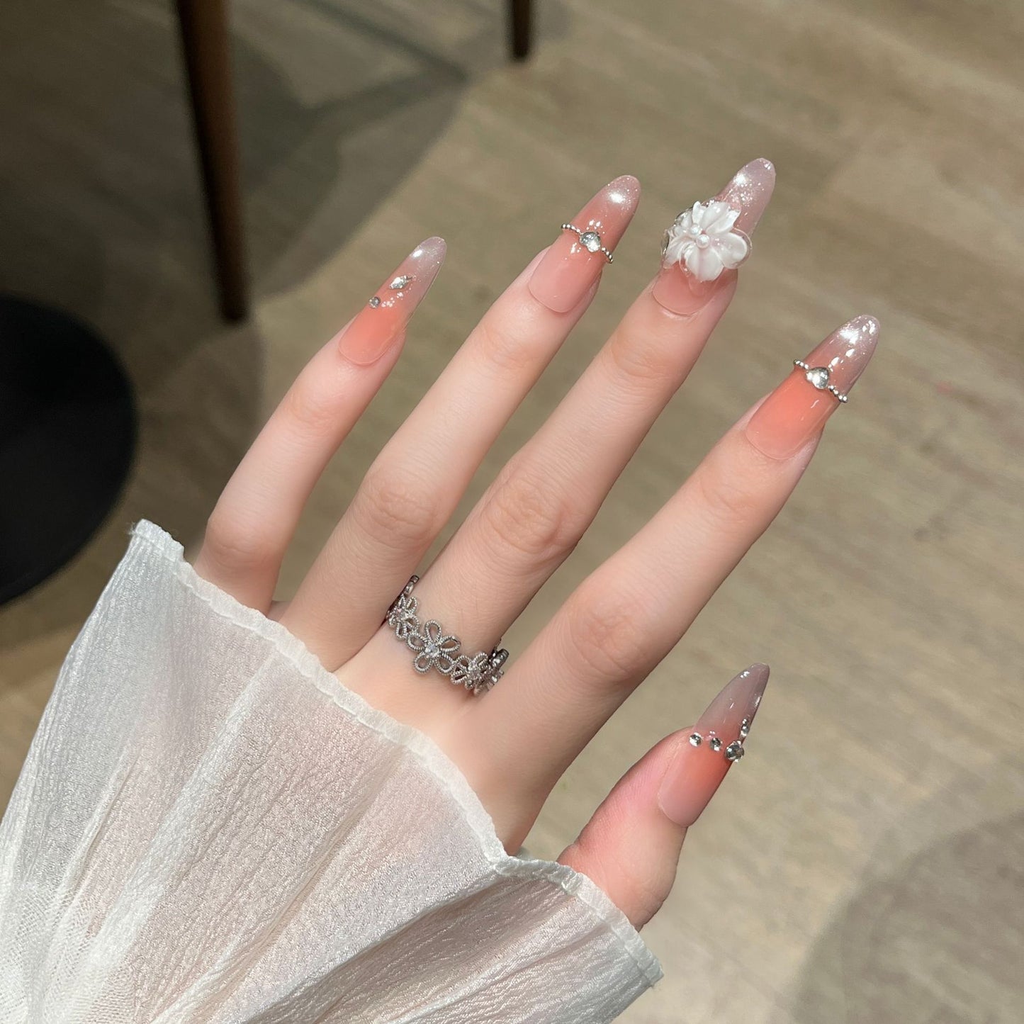 Elegante floral-verzierte Press-On Nagelkunst Brehn