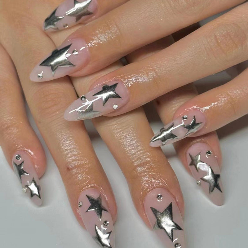 Kunstvolle Nagelverlängerungen mit Silberstern-Design Brehn