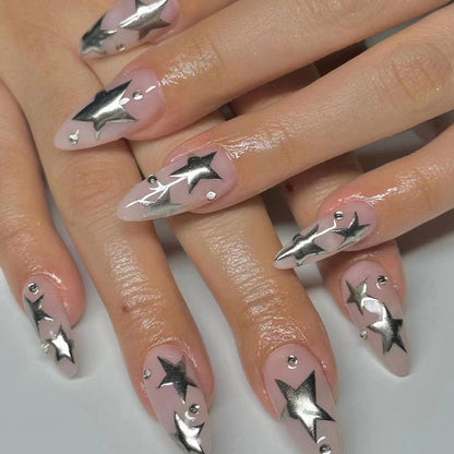 Kunstvolle Nagelverlängerungen mit Silberstern-Design Brehn