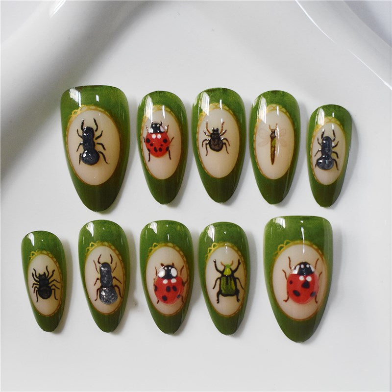 Künstlerische von Käfern inspirierte Press-On Nagelerweiterungen Brehn
