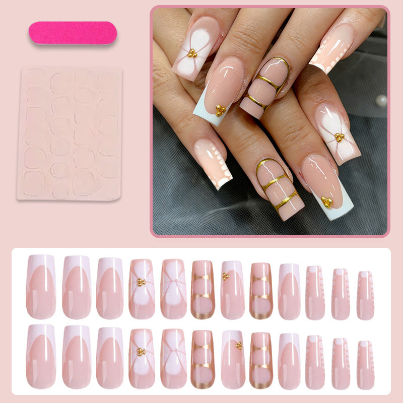 Kunstnagelset mit eleganten Goldverzierungen und romantischen Akzenten Brehn