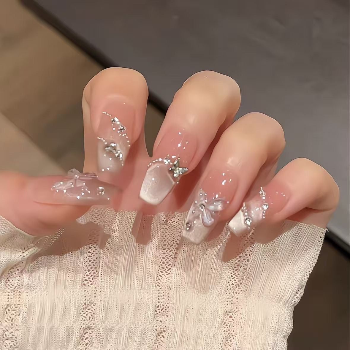 Kunstnägel mit Glamourösen Verzierungen und Glanz Brehn