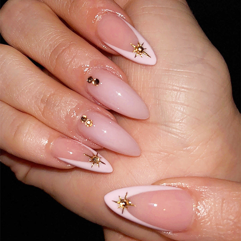 Stylisches Press-On-Nagelkunst-Set mit floralen und Edelsteinakzenten Brehn