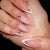 Stylisches Press-On-Nagelkunst-Set mit floralen und Edelsteinakzenten Brehn
