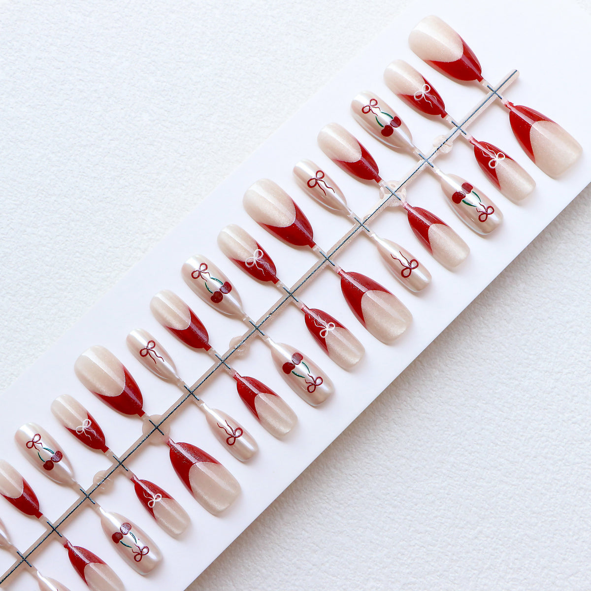 Künstlerisches Press-On-Nagelset mit Kirsch- und Schleifendessin Brehn